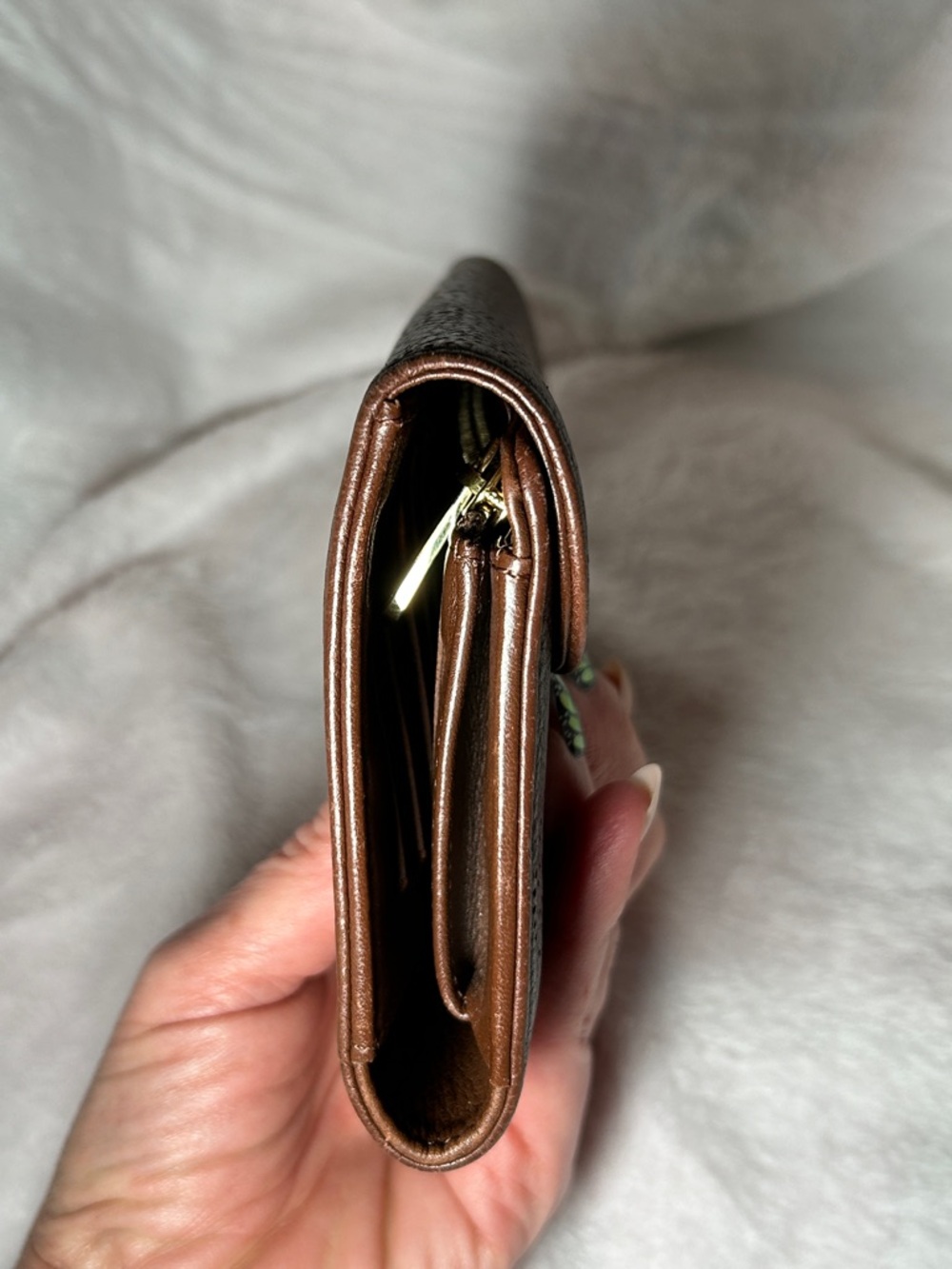 402. Louis Vuitton Mahina Amelia wallet in Acajou brown leather - Picture 4 of 13